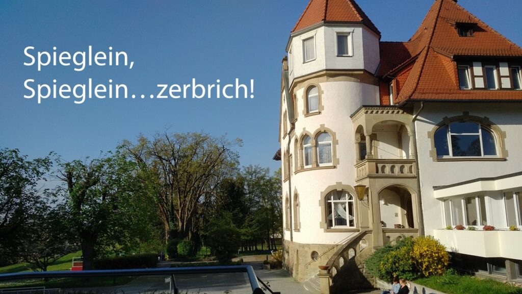 Coverbild. Ein Bildausschnitt des Herrenberger SChlosses rechts. Links blauer Himmel, darin ein weißer Schriftzug: "Spieglein, Spieglein...zerbrich!"